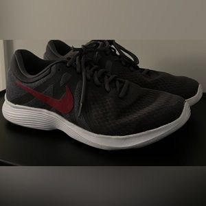 nike revolution 4 shoes / running shoes for men / size 10.5